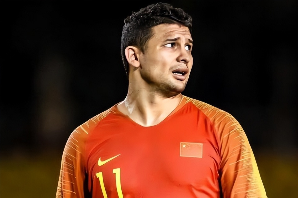 包含莱万多夫斯基在雄鹿比赛中刷新纪录新疆广汇再遭质疑，这操作让人直呼：费耶诺德今晨单刀错失的词条